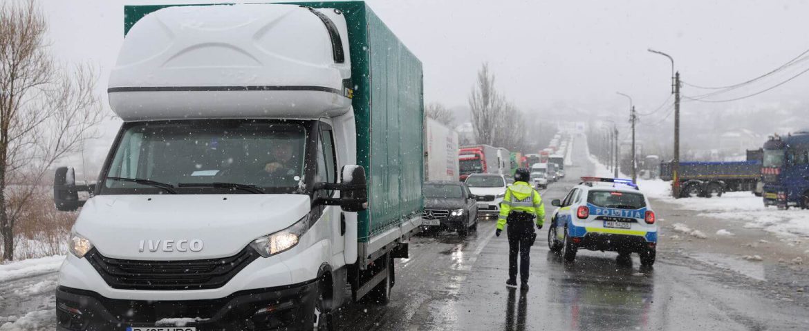 Traficul rutier s-a reluat pe ruta Fălticeni – Suceava. Este permisă doar circulația mașinilor cu masa de 3,5 tone