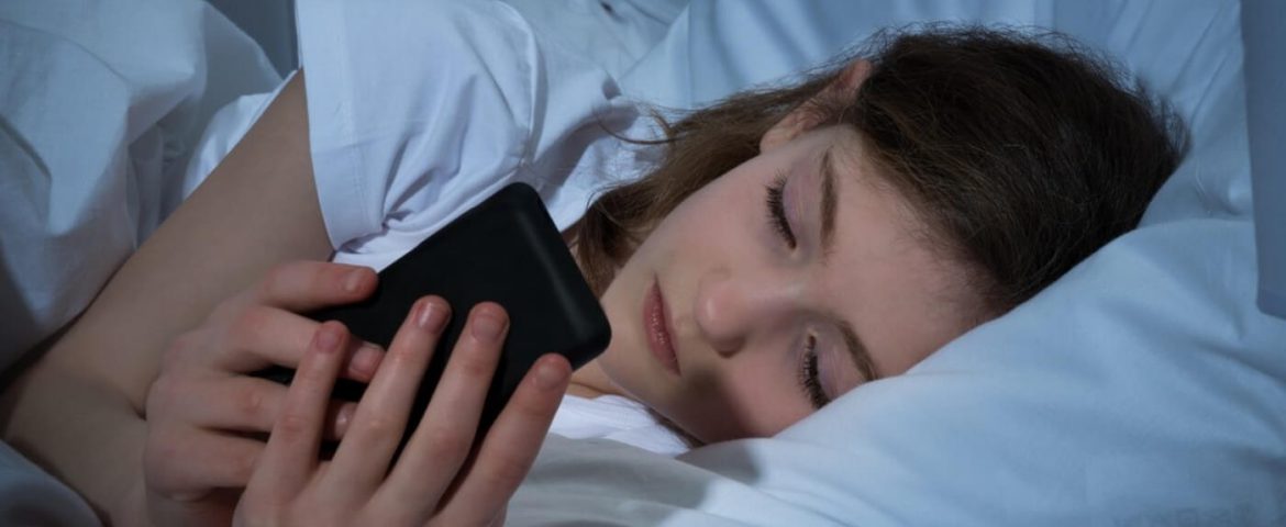 Opt ore de somn fără telefoane. Cum reușim să-i convingem pe copii. Câteva sfaturi practice pentru părinți