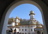 Mănăstirea Brădățel și-a celebrat hramul la sărbătoarea Izvorul Tămăduirii. Slujbă oficiată de șase arhierei