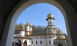 Mănăstirea Brădățel și-a celebrat hramul la sărbătoarea Izvorul Tămăduirii. Slujbă oficiată de șase arhierei