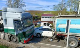 Accident rutier în comuna Bunești. Autoturism acroșat între două autotrenuri. Șapte persoane sunt implicate