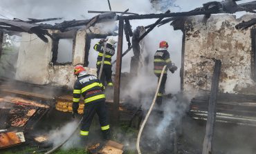 Incendiu declanșat într-o gospodărie din comuna Rădășeni. Flăcările au făcut prăpăd. Nu sunt victime