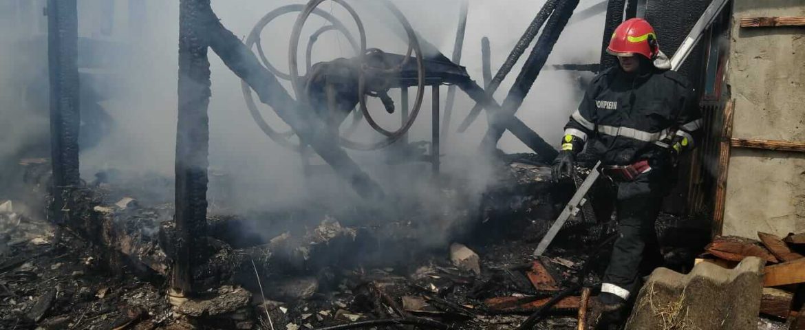 Pompierii au intervenit la un incendiu izbucnit în localitatea Râșca. Au ars două anexe și acoperișul unei case