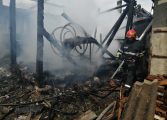 Pompierii au intervenit la un incendiu izbucnit în localitatea Râșca. Au ars două anexe și acoperișul unei case