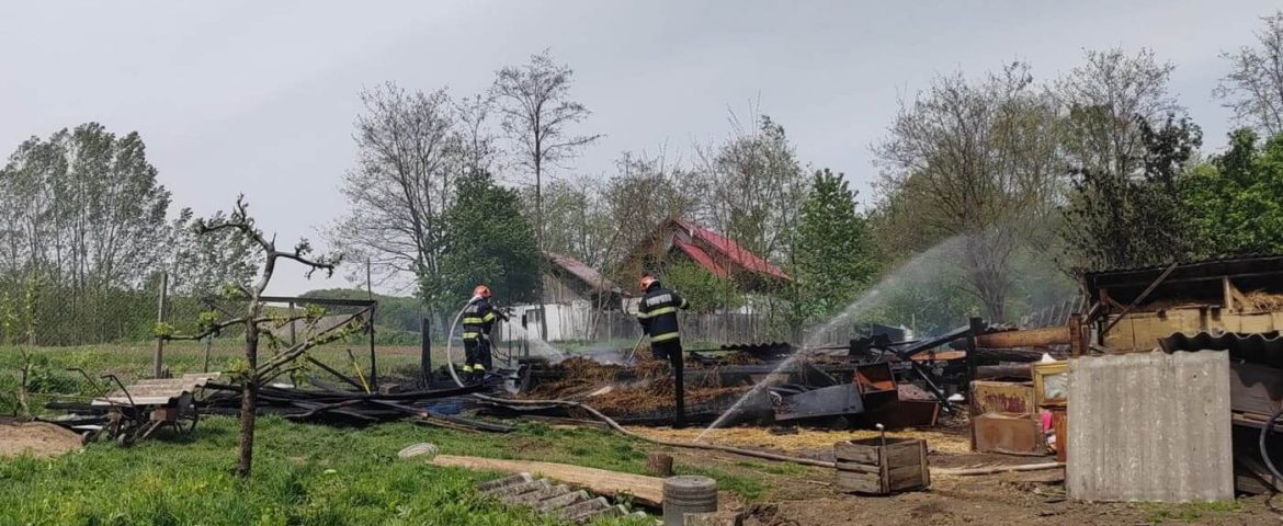 Incendiu într-o gospodărie din comuna Preutești. Flăcările au deteriorat acoperișul unei case, anexele și un fânar