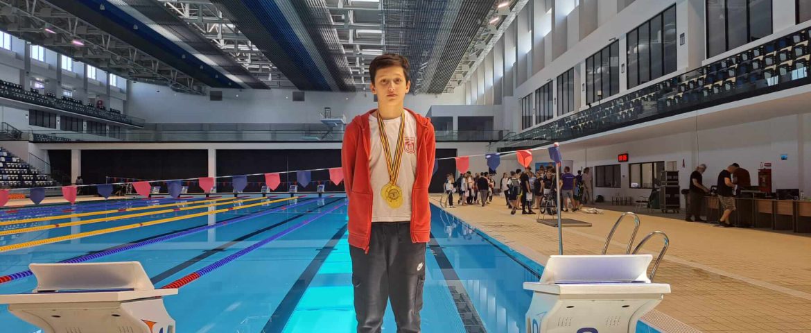Un sportiv din Fălticeni și-a adjudecat trei medalii de aur la concursul organizat de Liga Performanței în Natație
