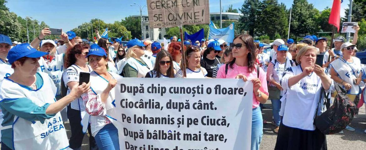 Profesorii din zona Fălticeni au participat la protestul din București. Ce „dedicație” au primit Ciucă și Iohannis