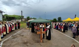 Slujbă arhierească oficiată la punerea pietrei de temelie pentru noua biserică din Fălticeni. Lăcașul va purta hramurile „Buna Vestire” și „Sfântul Mucenic Dimitrie”