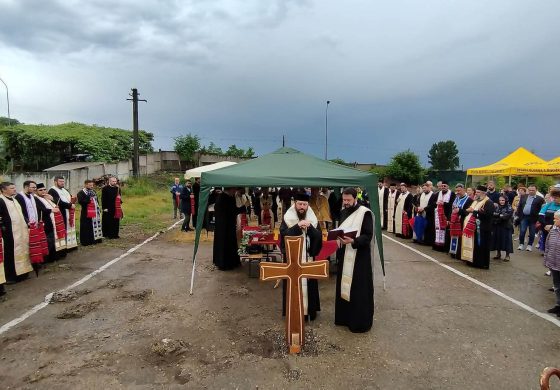 Slujbă arhierească oficiată la punerea pietrei de temelie pentru noua biserică din Fălticeni. Lăcașul va purta hramurile „Buna Vestire” și „Sfântul Mucenic Dimitrie”