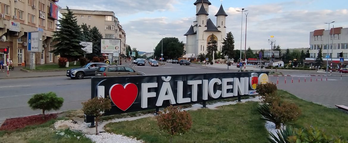Numele municipiului Fălticeni este afișat permanent în centrul orașului. Cine este autorul și sponsorul inițiativei