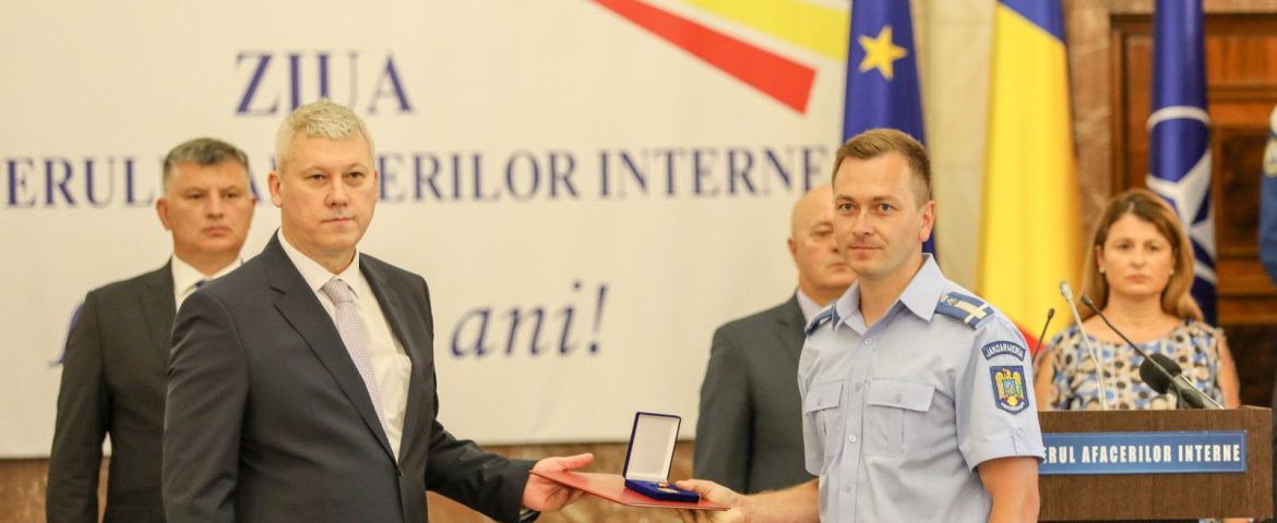Ministrul Cătălin Predoiu l-a distins pe Comandantul Detașamentului Jandarmi Fălticeni cu Emblema de Onoare
