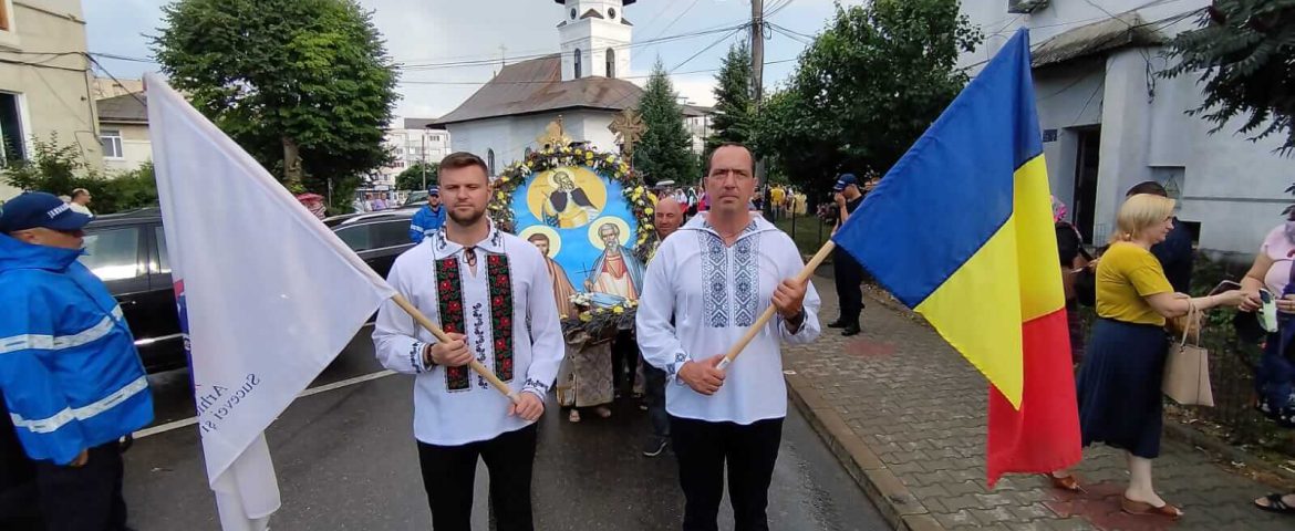 Procesiune religioasă în cinstea ocrotitorului orașului Fălticeni. Numeroși pelerini l-au însoțit pe P.S. Damaschin
