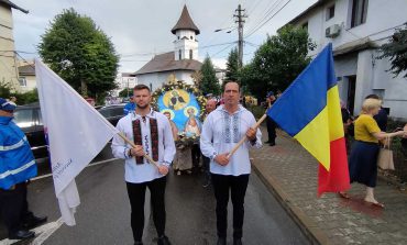 Procesiune religioasă în cinstea ocrotitorului orașului Fălticeni. Numeroși pelerini l-au însoțit pe P.S. Damaschin