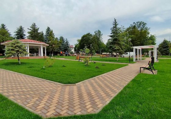 Parcul Prefecturii va fi deschis luni dimineața. Fălticenenii sunt invitați să descopere frumusețea și noutățile existente