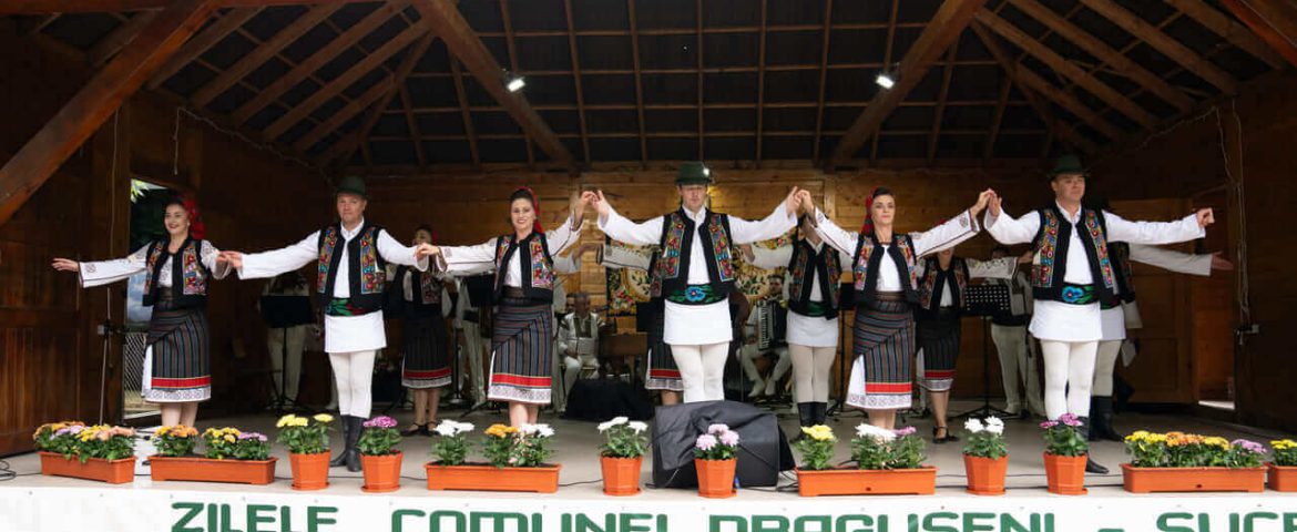 Eveniment în comuna Drăgușeni. Elevi și cupluri premiate, folclor autentic, joc și voie bună la zi de sărbătoare