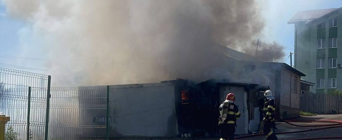 Incendiu pe raza municipiului Fălticeni. Au ars un container de locuit și anexa acestuia aflate în zona Băncuței