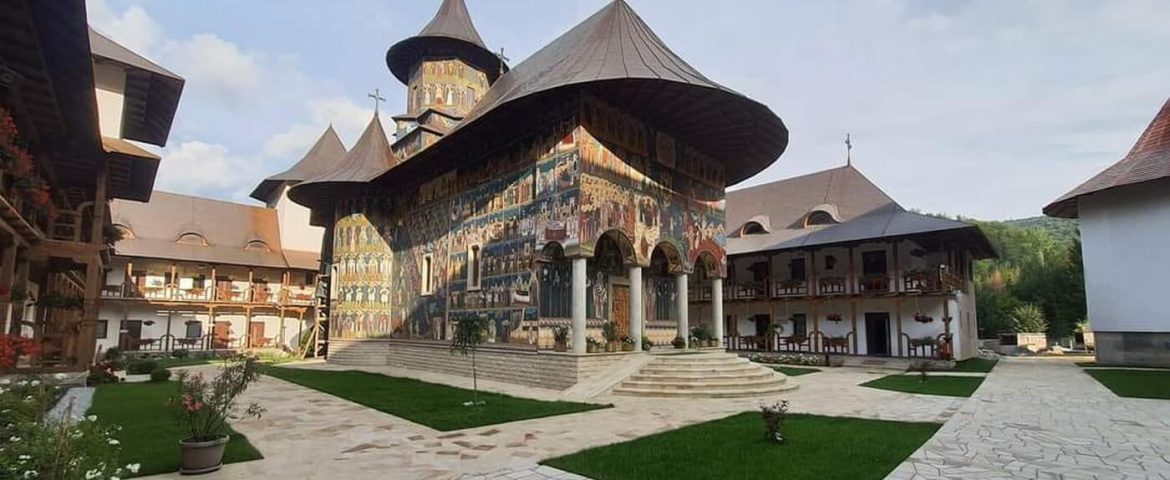 Sâmbătă va fi adus Brâul Maicii Domnului la Mănăstirea Sihăstria Râșcăi. Duminică are loc sfințirea mănăstirii