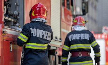 Incendiu declanșat într-o casă din Fălticeni. Un bărbat s-a ales cu arsuri pe față. Bunuri casnice distruse de flăcări