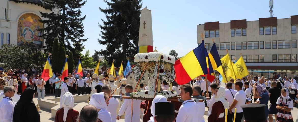 Procesiune religioasă în Fălticeni. Ortodocșii de stil vechi au marcat sărbătoarea Adormirii Maicii Domnului