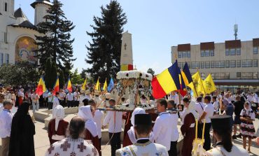 Procesiune religioasă în Fălticeni. Ortodocșii de stil vechi au marcat sărbătoarea Adormirii Maicii Domnului