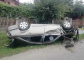 Accident rutier pe raza orașului Dolhasca. Un autoturism s-a răsturnat în șanț. Șofer transportat la spital