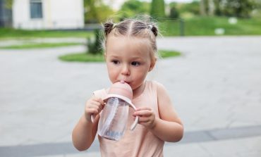 Beneficiile sticlei de apă cu pai. Ce rol joacă în dezvoltarea copilului la nivel oral și ce impact are pe termen lung