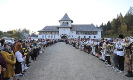 Brâul Maicii Domnului este depus la Mănăstirea Sihăstria Râșcăi. Primire deosebită pentru soborul de arhierei