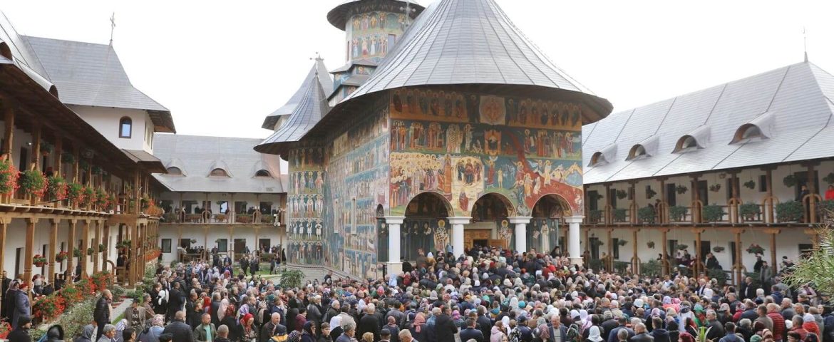 Sfințirea Mănăstirii Sihăstria Râșcăi. Un sobor de 11 arhierei și peste 10.000 de pelerini au participat la eveniment