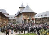 Sfințirea Mănăstirii Sihăstria Râșcăi. Un sobor de 11 arhierei și peste 10.000 de pelerini au participat la eveniment