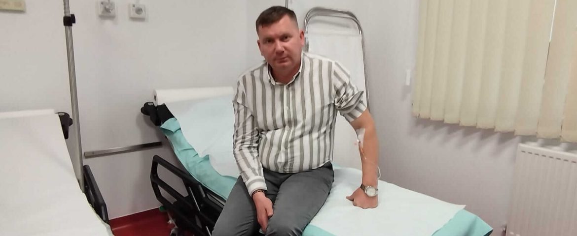 Un individ i-a aplicat doi pumni primarului comunei Râșca. Edilul Ionuț Andreica era pe holul Primăriei. Acum se află la spital