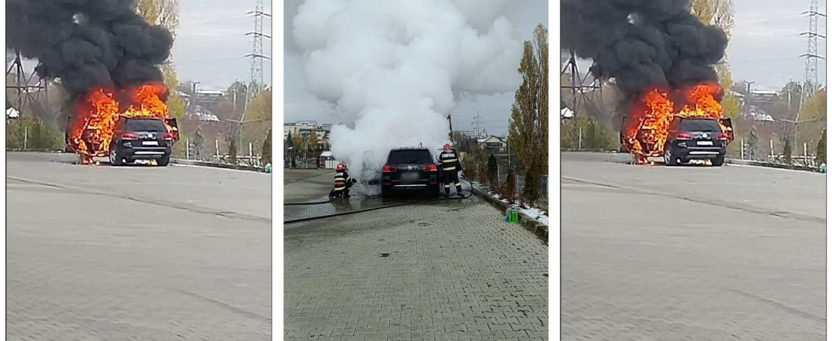 Incendiu puternic la un autoturism aflat lângă un magazin din Fălticeni. Flăcările au distrus mașina în mare parte