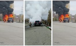 Incendiu puternic la un autoturism aflat lângă un magazin din Fălticeni. Flăcările au distrus mașina în mare parte