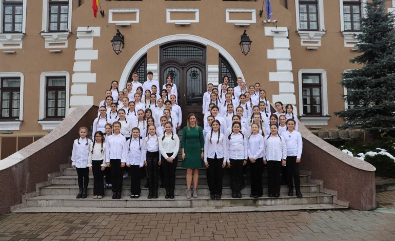 Corurile „Armonia” și „Fantezia” ajung pe Arena Națională. Elevii din Fălticeni susțin echipa României prin cântec