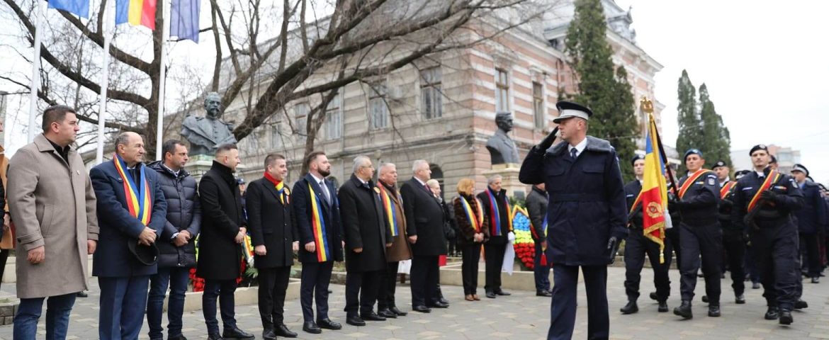 Oficialități locale, județene și parlamentare au marcat Ziua Națională la Fălticeni. Defilare cu jandarmi și pompieri
