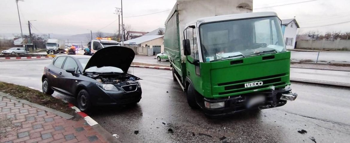 Accident rutier pe strada Sucevei. Un autocamion s-a izbit într-un autoturism. Șoferiță transportată la spital