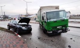 Accident rutier pe strada Sucevei. Un autocamion s-a izbit într-un autoturism. Șoferiță transportată la spital