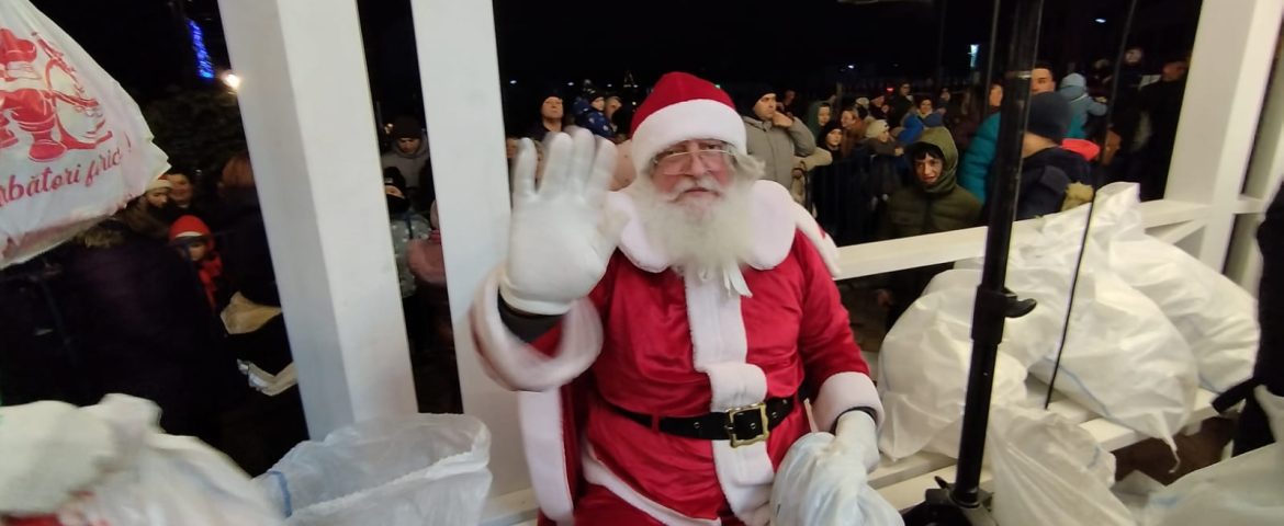 Trenulețul de vacanță l-a adus pe Moș Crăciun la Fălticeni. Sute de copii l-au așteptat nerăbdători în Parcul Prefecturii