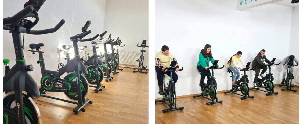 Premieră în mediul rural. Elevii Școlii ”Constantin Blănaru” Cornu Luncii fac ora de sport pe biciclete staționare