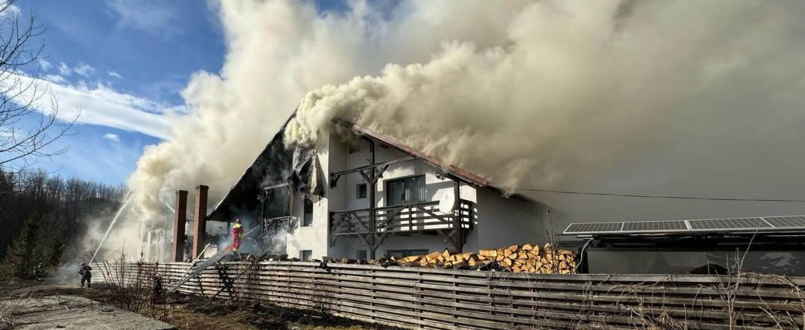 Incendiu puternic în comuna Mălini. Clădirile unei pensiuni sunt în flăcări. Pompierii intervin cu 9 autospeciale