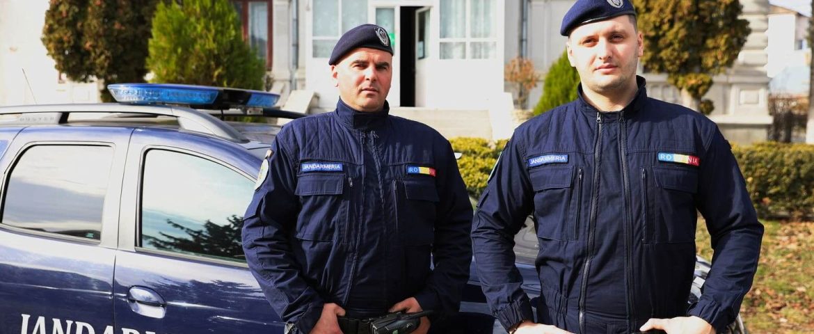 Doi jandarmi ai Detașamentului Fălticeni au identificat și încătușat un tânăr care avea mandat european de arestare