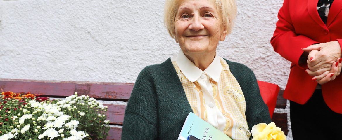 Distinsa profesoară Mioara Gafencu împlinește 87 de ani. Urări de bine și flori oferite de prieteni și foști elevi