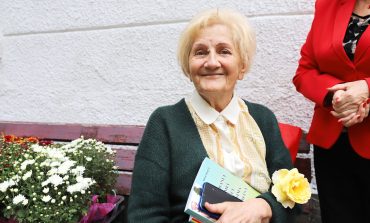 Distinsa profesoară Mioara Gafencu împlinește 87 de ani. Urări de bine și flori oferite de prieteni și foști elevi
