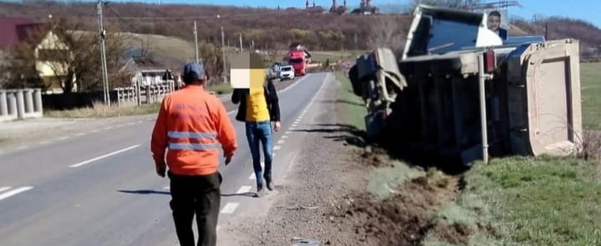 Eveniment rutier în comuna Vadu Moldovei. Autotren ieșit în afara șoselei. Remorca acestuia s-a răsturnat