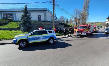 Accident rutier la ieșirea din Fălticeni. Un șofer s-a oprit cu mașina pe spațiul verde din apropierea magazinului Lidl