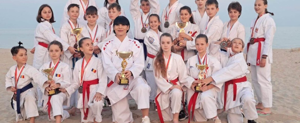 Municipiul Fălticeni are trei vicecampioni mondiali la Shotokan. Sportivii noștri au urcat de opt ori pe podium