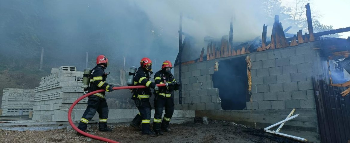 Incendiu într-o gospodărie din comuna Preutești. Flăcările au distrus un adăpost pentru animale și câteva bunuri
