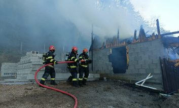 Incendiu într-o gospodărie din comuna Preutești. Flăcările au distrus un adăpost pentru animale și câteva bunuri