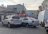 Accident rutier în municipiul Fălticeni. Două mașini s-au ciocnit într-o intersecție. Șofer transportat la spital