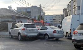 Accident rutier în municipiul Fălticeni. Două mașini s-au ciocnit într-o intersecție. Șofer transportat la spital