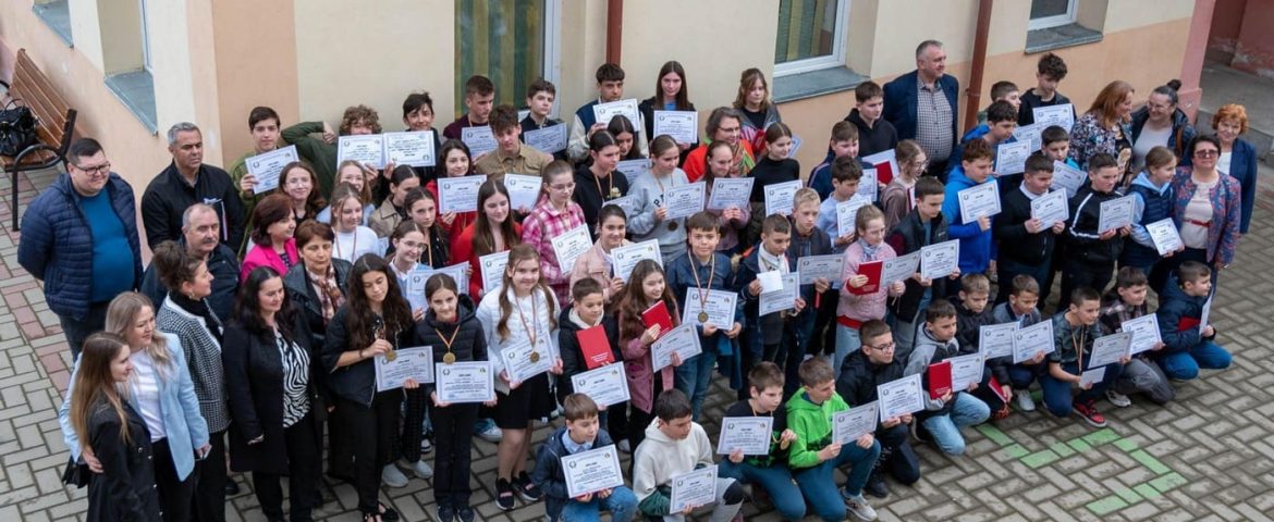 Patru elevi din Râșca, Mălini și Bogdănești au obținut premiul întâi la un concurs județean de matematică